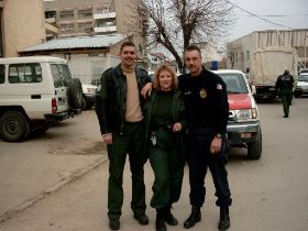 ich mit Kollegen bei meiner Ausreise aus dem Kosovo